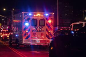 Adolescente de 14 años muere tras disparo en la cabeza en Brooklyn; buscan a sospechosos.