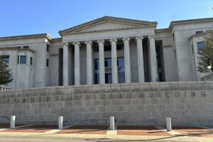 La Corte Suprema de Alabama decidió que "los embriones son niños" y desató un fuerte debate legal.