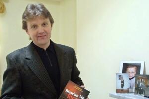 ARCHIVO - En imagen del viernes 10 de mayo de 2002, el ex espía de la KGB, Alexander Litvinenko, es fotografiado en su hogar en Londres. El jueves 21 de enero de 2016, el juez británico Robert Owen dijo que el presidente Vladimir Putin probablemente aprobó un plan de la agencia de seguridad nacional de Rusia (FSB) para matar a Litvinenko. (AP Photo/Alistair Fuller, File)