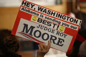 Muchos simpatizantes del republicano Roy Moore ven su candidatura como un desafío al establishment político, incluido su propio Partido Republicano.