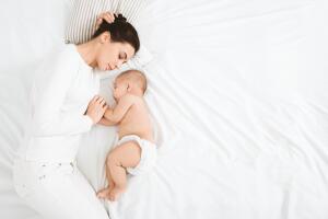 mama_bebe_descansando_shutterstock.jpg