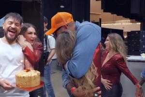 Alicia Villarreal fue sorprendida por su equipo y novio con un pastel en celebración de su cumpleaños. 