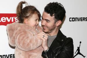 kevin-jonas-hija.jpg