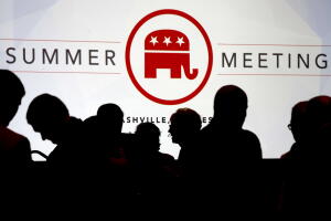 Siluetas de asistentes a la reunión del Comité de Reglas del Comité Nacional Republicano en Nashville, Tennessee
