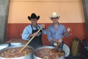 Parecen gemelos, pero son padre e hijo