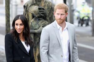 Foto de Meghan Markle y el príncipe Harry besándose en el Sentebale Polo