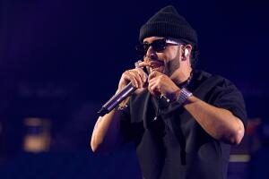 Yandel en los ensayos de los Latin AMAs 2024