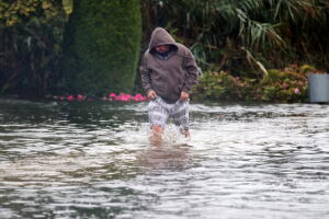 Riesgo de inundaciones continúa en Nueva York tras el nor’easter.