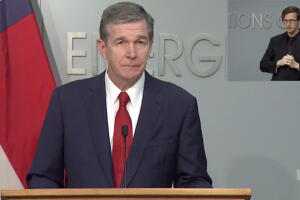 roy cooper vacuna nc.jpg