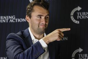 El activista conservador Charlie Kirk habla durante una asamblea pública el lunes 17 de marzo de 2025 en Oconomowoc, Wisconsin. 