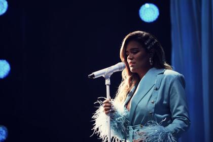 "Me siento grande por ti y aunque lo intentara, no podría sin ti. Toda mi felicidad es gracias a ti y si yo me muero, volvería por ti (por ti)", cantó.