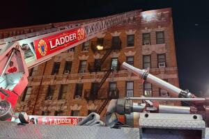 Incendio en Inwood deja 3 muertos, 5 heridos críticos y cerca de 100 desplazados.