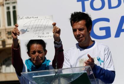 Una vez muerto, tomó una pala y lo enterró, según contó de manera fría ante el jurado, según indicó el diario <i><a href="https://www.elmundo.es/andalucia/2019/09/10/5d775c5dfc6c831e1c8b466c.html" target="_blank"> El Mundo</a></i>. "Fui a coger el hacha porque se le quedó una manita fuera a Gabriel... Le golpeé con la zona cortante. Creo que le di uno, con la cabeza girada, mirando a otro lado... No pude y ya le tapé con la tierra. Se veía un bulto y yo lo allané, lo emparejé", explicó. En la imagen, los padres del niño durante los días en los que se lanzó su búsqueda.