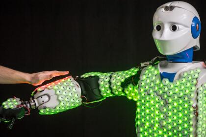 "Este sistema de piel de robot también es muy robusto y versátil ya que, al estar compuesto por células y no ser de una sola pieza de material, permanece funcional incluso si algunas células dejan de funcionar", señala este investigador. "Nuestro sistema está diseñado para funcionar sin problemas y rápidamente con todo tipo de robots y ahora estamos trabajando para crear células cutáneas más pequeñas con el potencial de producirse en grandes cantidades", añadió Cheng.
<br>