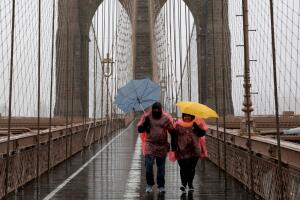 Las predicciones meteorológicas indican que puede tratarse de la tormenta más destructiva de esta temporada invernal, incluso la peor en décadas para zonas costeras.
