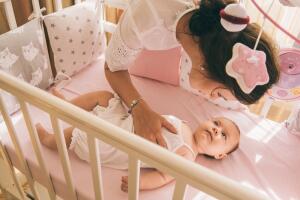 bebe-cuna-dormir-madre.jpg