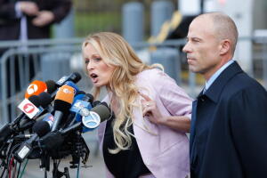 Michael Avenatti junto a su defendida, la actriz porno Stormy Daniels.