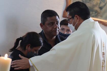 MEX1708. GALEANA (MÉXICO) 23/04/2022.- Dolores Bazaldúa (i) y Mario Escobar padres de Debanhi Escobar durante una misa de cuerpo presente en una capilla hoy, en el municipio de Galeana, estado de Nuevo León (México). La familia de Debanhi Escobar, mexicana hallada muerta en el norteño estado de Nuevo León tras dos semanas desaparecida, realizó este sábado el sepelio de la joven entre reclamos de justicia por el presunto feminicidio que la Fiscalía primero indagó como accidente. EFE/ Antonio Ojeda