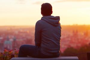 Hombre mirando a lo lejos