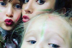 Geraldine Bazán y sus hijas