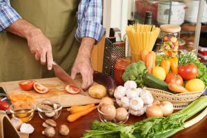 hombre-cocinando-verdura.jpg
