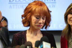 Kathy Griffin en conferencia de prensa tras la polémica sesión de fotos en la que se mostraba con la cabeza de un muñeco que emulaba una decapitación de Donald Trump. 