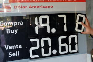 El tipo de cambio es mostrado en una de las vitrinas de un banco de  la Ciudad de México