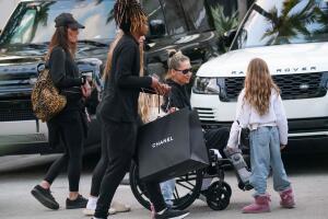 Anna Kournikova se fue de compras con sus hijas Lucy y María