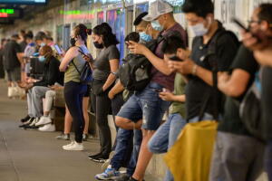 Te contamos cuánto deberán pagar las personas multadas por no usar mascarilla en el transporte publico de Nueva York.