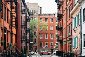 Juez bloquea impuesto a segundas viviendas tras demanda de propietarios en Nueva York.