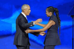 Michelle y Barack Obama se abrazan en el escenario de la Convención Nacional Demócrata de Chicago.