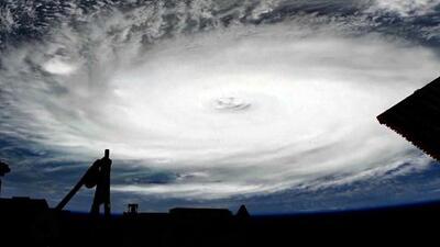 Dorian se mantiene sobre Bahamas como un fenómeno devastador con vientos de hasta 180 millas por hora 