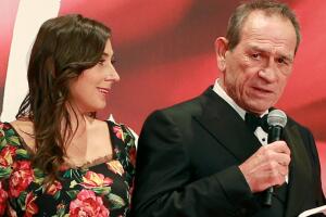 Muerte de hija de Tommy Lee Jones apuntaría a sobredosis: supuesto testigo del hotel hace fuerte revelación