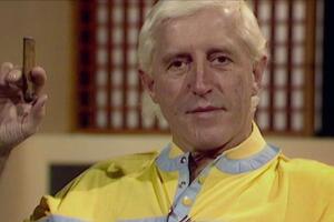 JimmySavile_ABritishHorrorStory_Season1_Episode1_01_03_13_20_RT.jpg