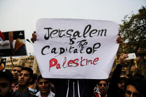 Manifestantes antiestadounidenses en El Cairo, Egipto, llevan un cartel que dice: "Jerusalén es la capital de Palestina".