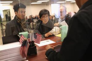 Trámites en una ventanilla de la USCIS