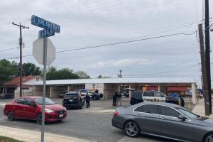 Christian Valadez Luis Torres Regino Segura James Van Kirk oficiales suspendidos atrincherado tiroteo San Antonio Texas