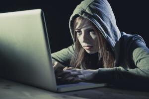 Imagen de mujer hacker