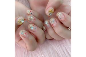 Diseño de uñas con esferas navideñas