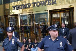 Una protesta contra Donald Trump a las puertas de la Torre Trump en 2016.