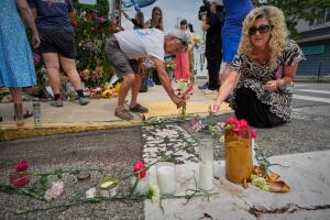 Altar tras tiroteo en Maine