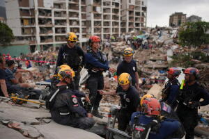Rescatistas en la zona del sismo en Venezuela