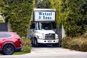 Un camión de mudanza llegó a la residencia que renta Ben Affleck.