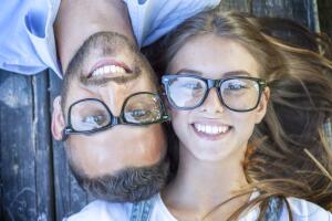Casal jovem parecido