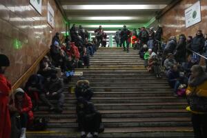 Personas refugiadas en las estaciones del metro de Kiev, tras los ataques con misiles rusos a la capital de Ucrania.