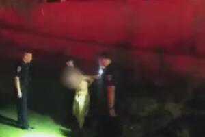 La policía de Peoria detuvo a alias 'B.O.B.', hombre acusado de robar pertenencias al ir de coche en coche en las noches en las calles.
