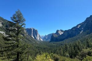 El Parque Nacional Yosemite se ubica en el centro de la Sierra Nevada en California.