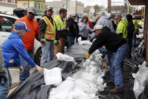 Los vecinos de Eureka, Missouri, recogen sacos de arenas para protegerse del posible desbordamiento del río a causa de las severas lluvias