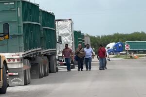 Transportistas reportan filas kilométricas y demoras superiores a 24 horas en cruces internacionales entre Texas y Tamaulipas.