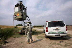 Un miembro de la guardia nacional asiste a la Patrulla Fronteriza en la frontera entre México y Arizona en una torre de vigilancia (foto de archivo)